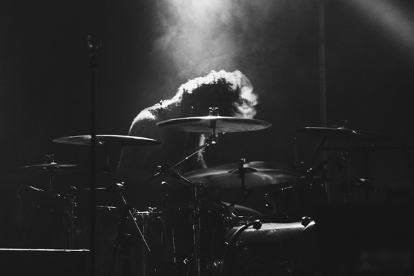un batteur exprimant sa créativité