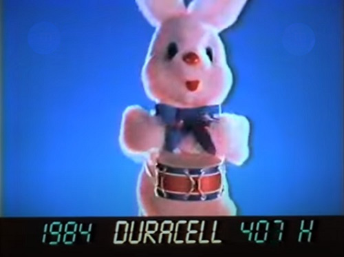 Lapin rose Duracell joue du tambour dans une publicité