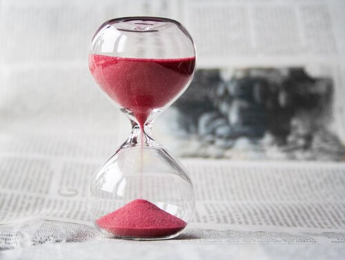 Ce sablier symbolise le temps et la patience nécessaires pour apprendre a jouer d'un instrument de musique