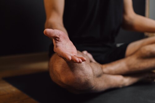 Cet homme pratique la meditation pour lacher-prise. Apprendre la batterie permet également de se détendre