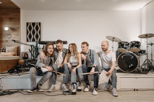 Apprendre la batterie permet de partager de bons moments avec un groupe de musiciens