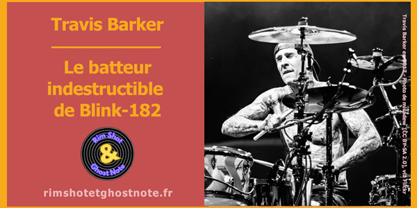Travis Barker joue de la batterie