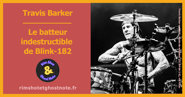 Travis Barker joue de la batterie
