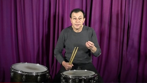 Serge Puchol pendant un cours de batterie en ligne