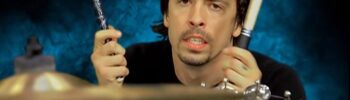 Dave Grohl à la batterie dans le clip de No One Knows