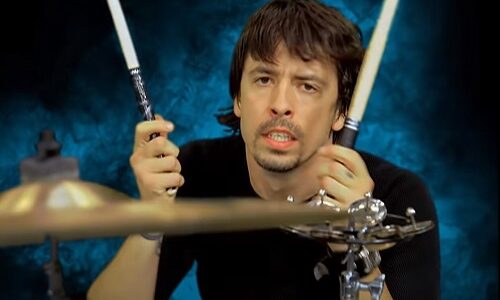 Dave Grohl à la batterie dans le clip de No One Knows
