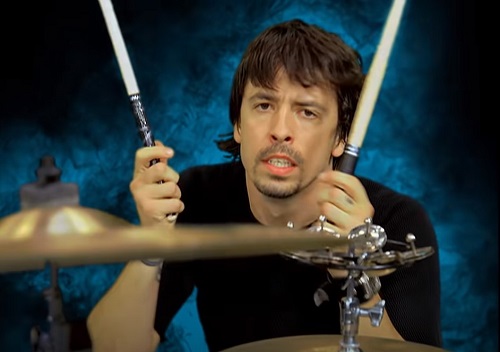 Dave Grohl à la batterie dans le clip de No One Knows