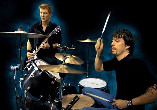 Dave Grohl rejoue de la batterie avec Queens of the Stone Age